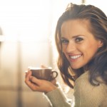 Femme buvant un café dans un mug