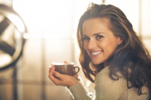 Femme buvant un café dans un mug